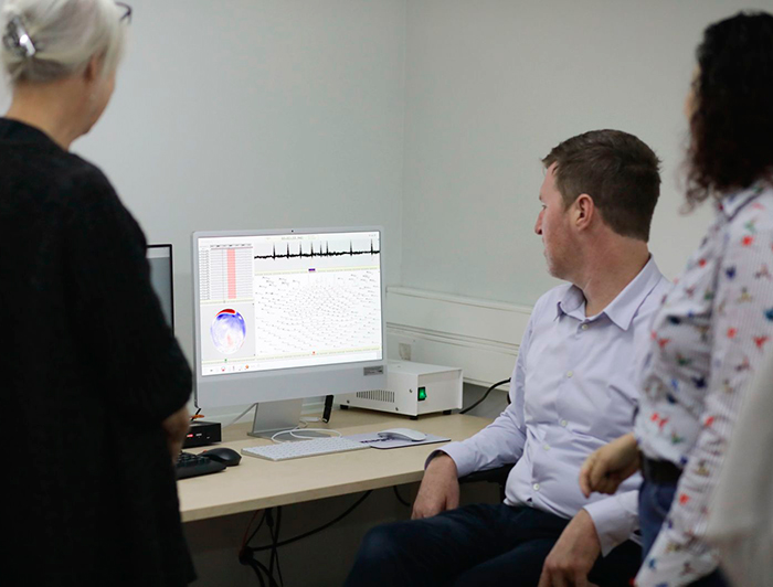 Personas observan gráficos en un computador.