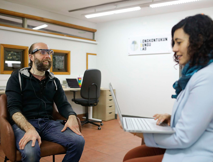 Investigadora probando el equipamiento en el laboratorio.