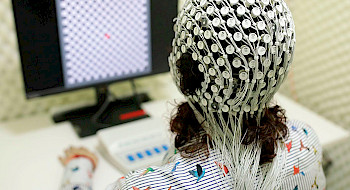 Investigadora probando equipo de encefalografía.