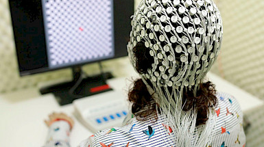 Investigadora probando equipo de encefalografía.