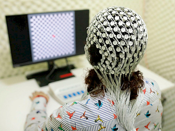 Investigadora probando equipo de encefalografía.