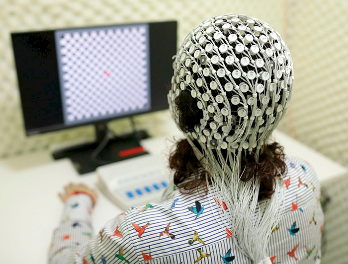 Investigadora probando equipo de encefalografía.