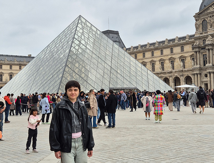 Javiera Curipán en el museo del Louvre, en París.