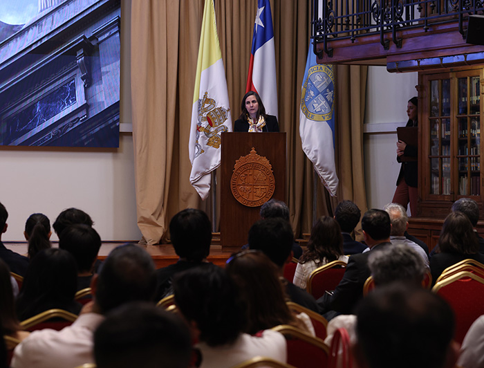 La vicerrectora Maria Montt durante la ceremonia de entrega de becas Santander.