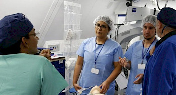 Profesionales de la salud, al interior del Avión Hospital Oftalmológico UC.
