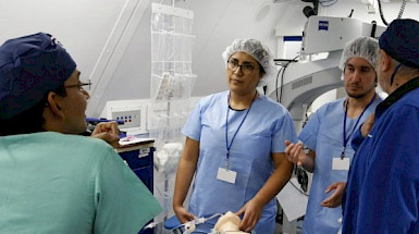 Profesionales de la salud, al interior del Avión Hospital Oftalmológico UC.