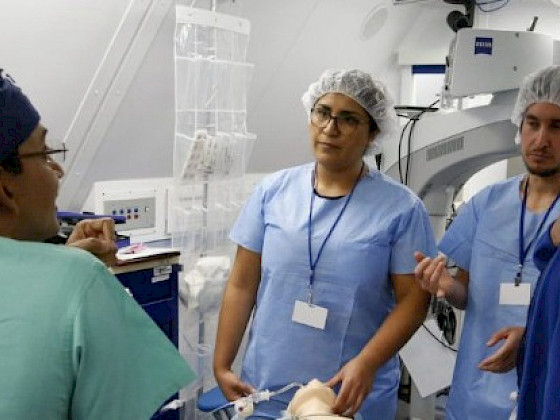Profesionales de la salud, al interior del Avión Hospital Oftalmológico UC.
