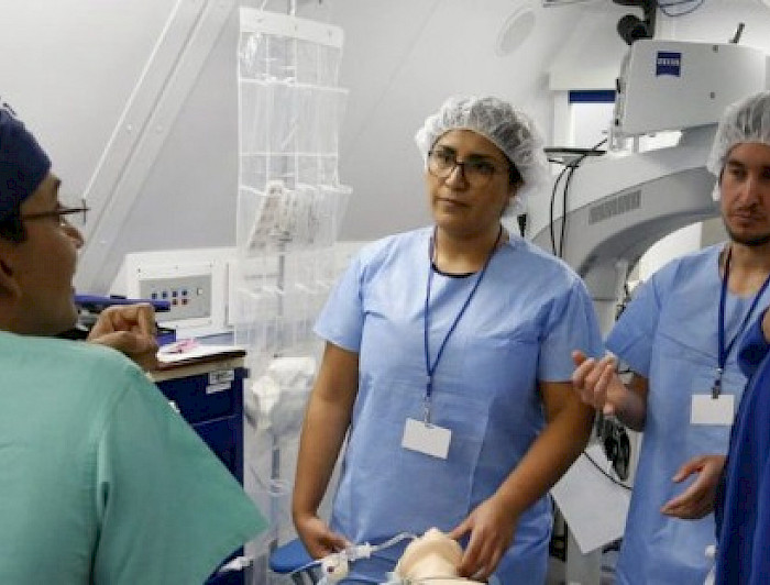Profesionales de la salud, al interior del Avión Hospital Oftalmológico UC.