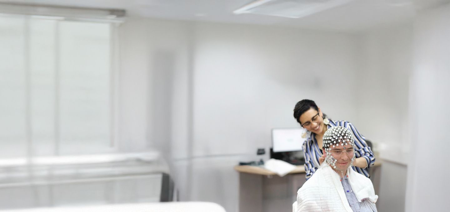 Investigadores en el laboratorio de neurociencia del Campus Villarrica UC.