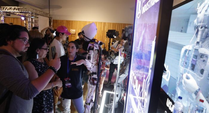 Personas viendo robots