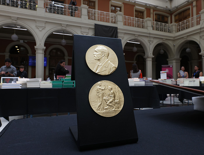 Réplicas de las medallas del Premio Nobel recibidas por Gabriela Mistral.