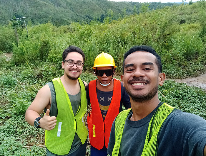 Ángelo Brochon junto a voluntarios de la comunidad de Wansar.