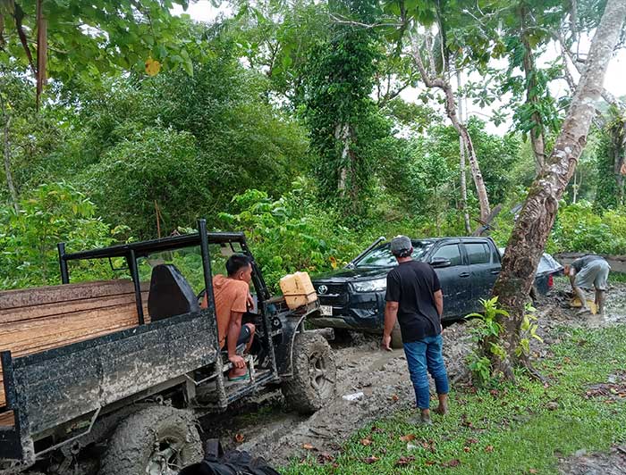 Vehículos detenidos por el lodo camino a Wansar.