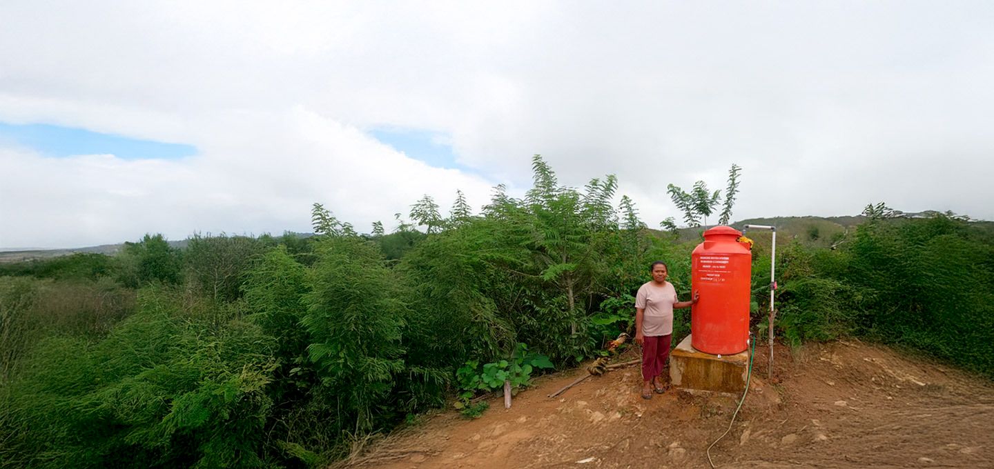 Mujer junto a estanque de agua