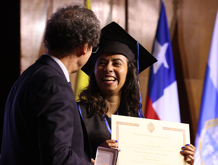 Rector Juan Carlos d ela Llera entrega diploma a una nueva doctora.