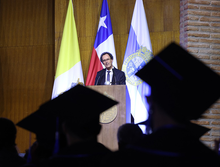 Rector Juan Carlos de la Llera en la graduación de doctores y doctoras 2025.