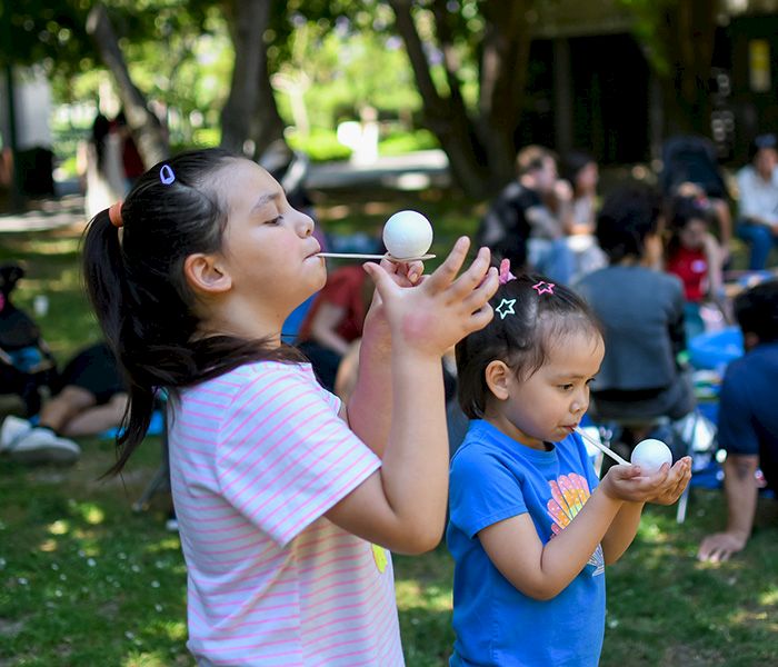 Niñas juegan en actividad navideña