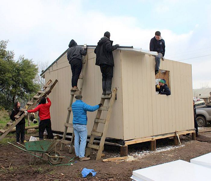 Voluntarios construyen una vivienda