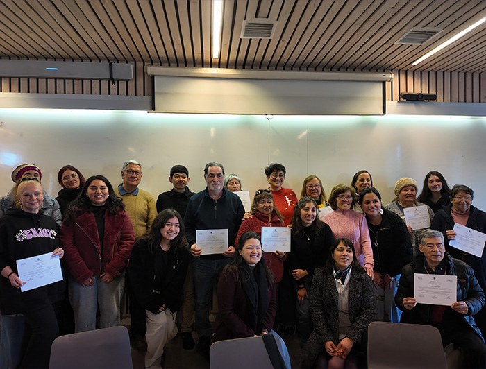 Personas mayores reciben diploma por su participación en la fase piloto de Aulas con Trayectoria.