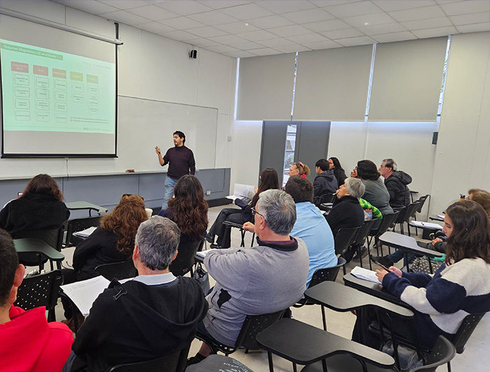 Clase en la que participan estudiantes de pregrado y personas mayores.