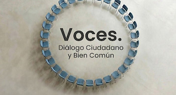 Estudiantes reunidos en círculo en un patio.