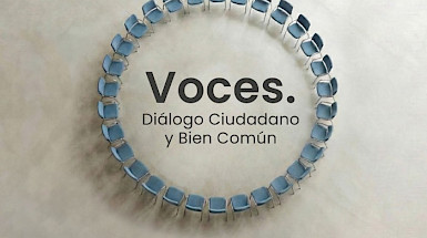 Estudiantes reunidos en círculo en un patio.