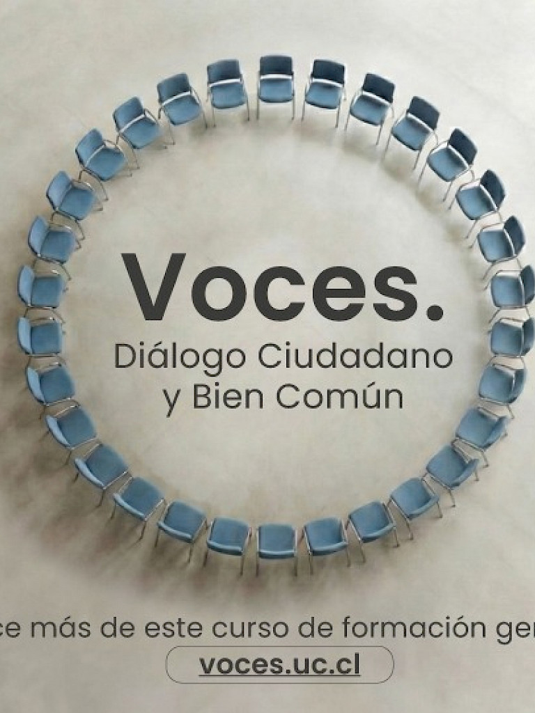 Estudiantes reunidos en círculo en un patio.