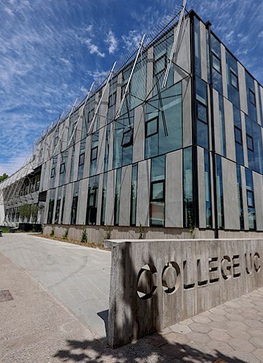 Fachada edificio College UC.