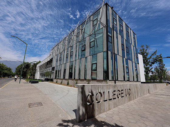 Fachada edificio College UC.