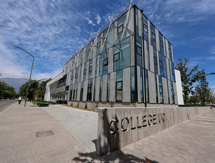 Fachada edificio College UC.