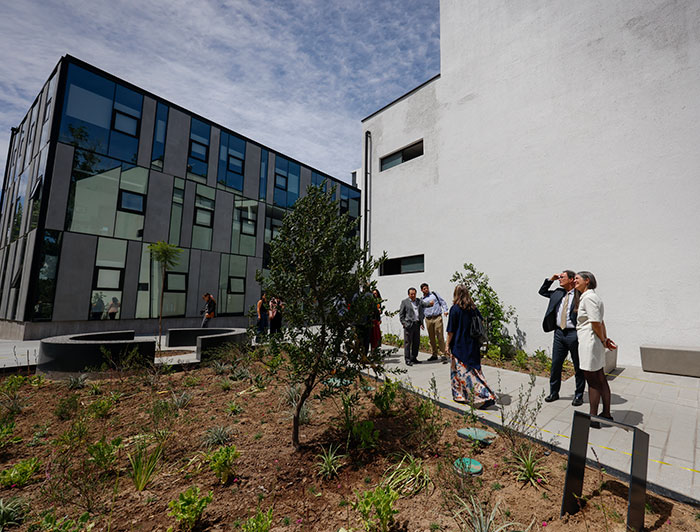 Rector y autoridades universitarias visitan nuevo edificio de College UC.