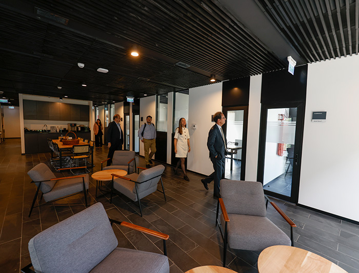 Rector y autoridades universitarias visitan el nuevo edificio de College UC.