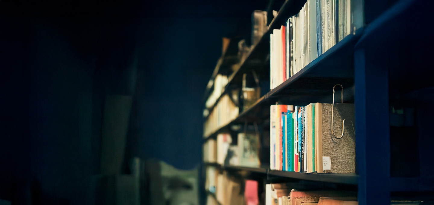 Estante con revistas y libros