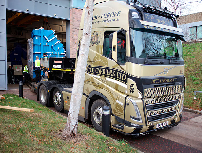 Proceso de carga de los instrumentos en uno de los camiones.