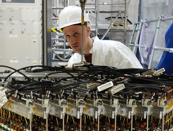 Profesional trabajando en el armado de MOONS.