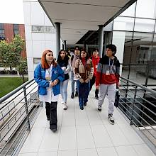 Escolares visitando el campus San Joaquín.