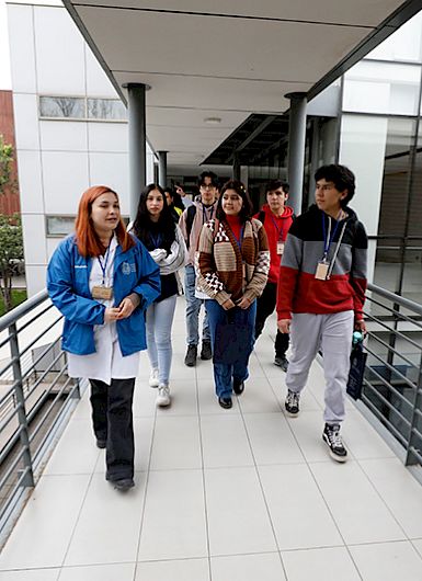 Escolares visitando el campus San Joaquín.
