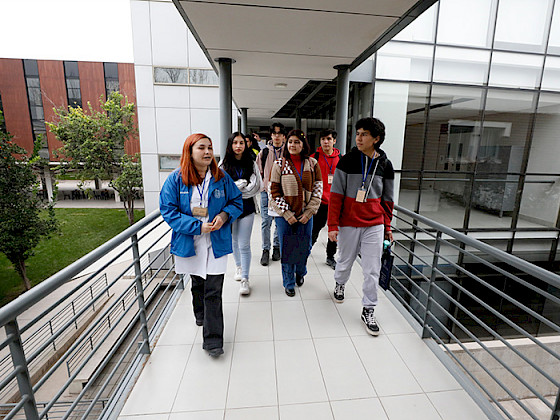 Escolares visitando el campus San Joaquín.