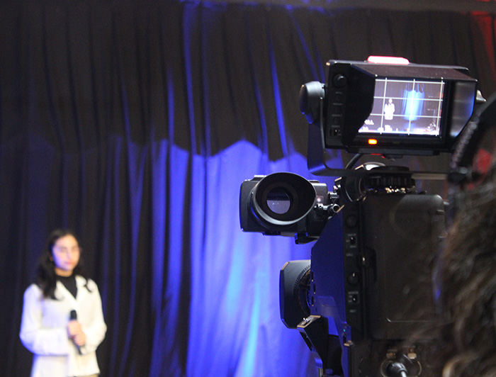 Joven frente a una cámara en un estudio