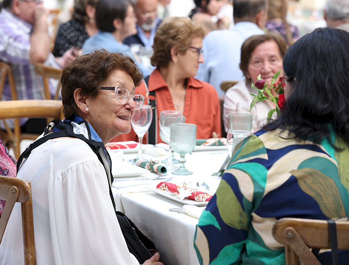 imagen correspondiente a la noticia: "Más de cien vecinos que están solos disfrutaron cena de Navidad en la UC"