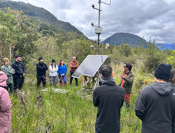 Profesor Alejandro Salazar junto a estudiantes e investigadores en la estación metereológica de la Estación Patagonia UC.