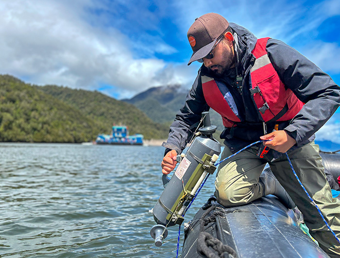 Investigador tomando muestras de agua 