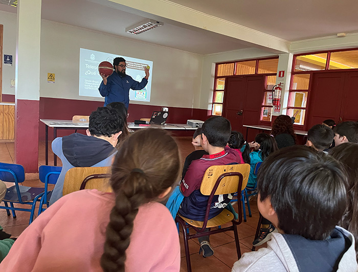 Investigador UC realizando una clase para los escolares de la Escuela Gabriela Mistral en Puerto Tranquilo.