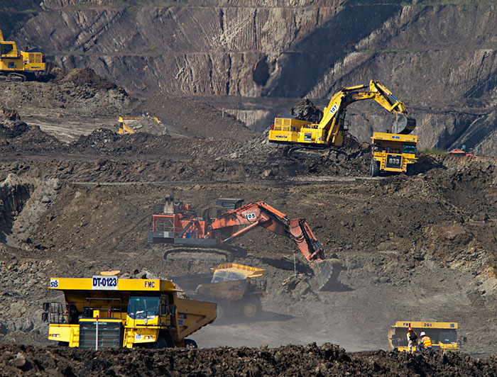 Maquinaria trabajando en una mina