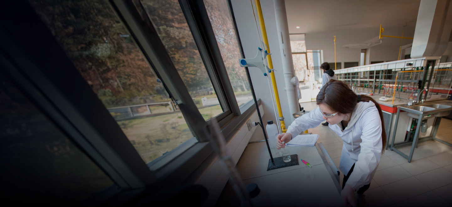 Investigadora trabajando en laboratorio