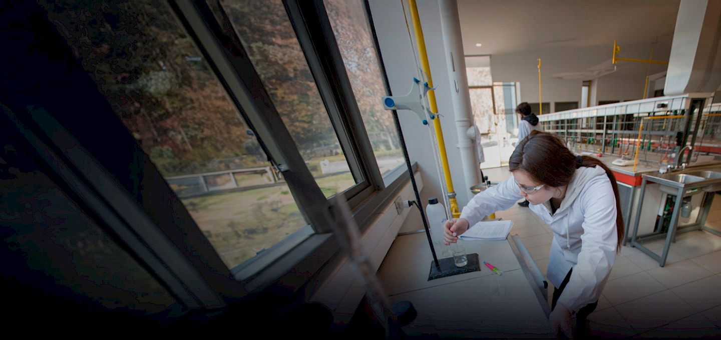 Investigadora trabajando en un laboratorio
