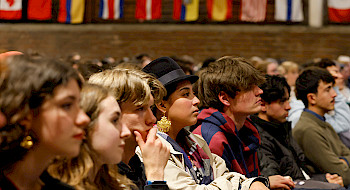 Estudiantes internacionales en ceremonia de bienvenida a la UC.