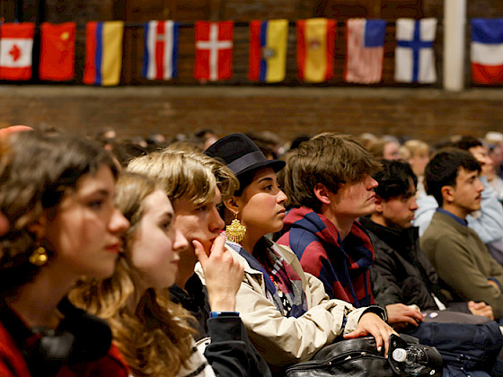 Estudiantes internacionales en ceremonia de bienvenida a la UC.
