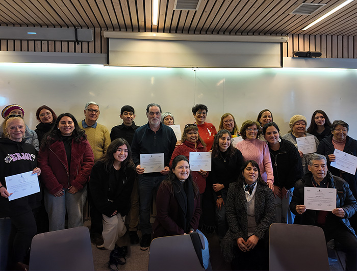 Personas mayores recibiendo su diploma de participación.