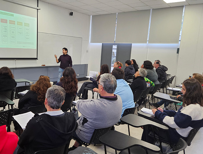 Personas mayores junto a estudiantes de pregrado en una clase.